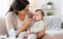 Deshidratación en bebés: mamá ofreciendo líquido a su bebé