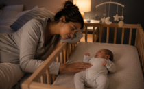 Mamá acompañando a su bebé durante el sueño en casa