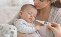 Fiebre en bebés: mamá tomando la temperatura a su bebé
