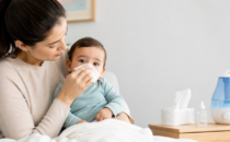 Moquitos en bebés: mamá limpiando la nariz de su bebé