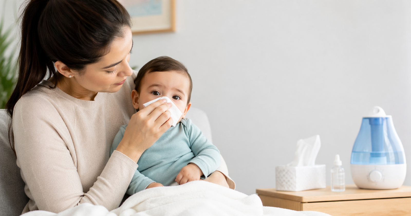 Moquitos en bebés: mamá limpiando la nariz de su bebé