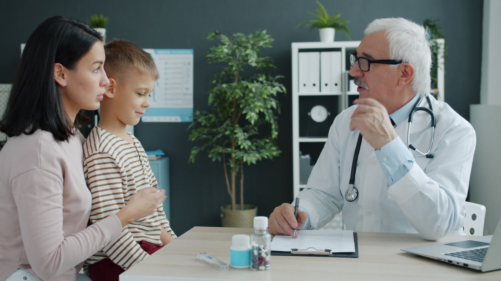 como-elegir-pediatra-bebe Papás primerizos revisando preguntas antes de elegir pediatra para su bebé